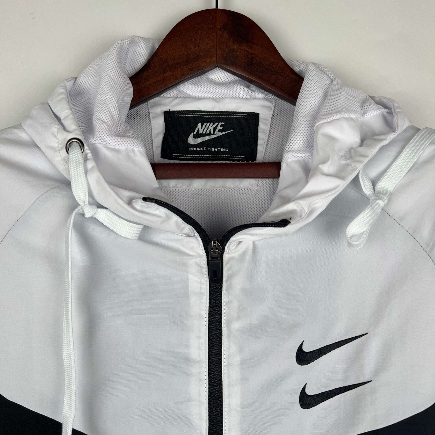 Corta Vento Nike - Preto e Branco - Double Swoosh